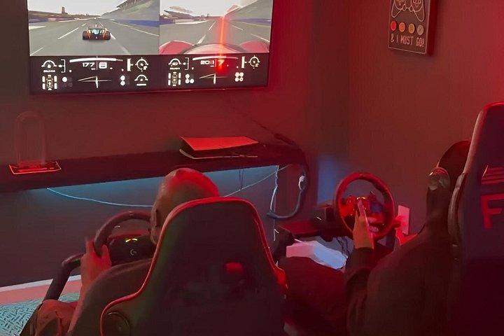 シャーロットで1時間のレースカーまたはフライトシミュレーター体験