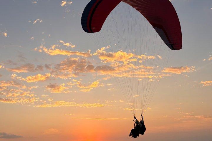 砂漠上空のパラグライダー飛行