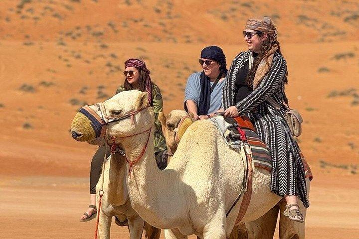 ワディ・バニ・ハリドとワヒバ砂漠のサンセットウォッチング