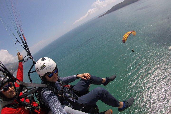 Budva : インストラクターとタンデムパラグライダー初体験