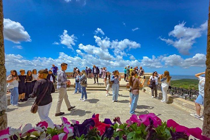 クルジャ城、オールドバザール、サリサルティク神社日帰りツアー
