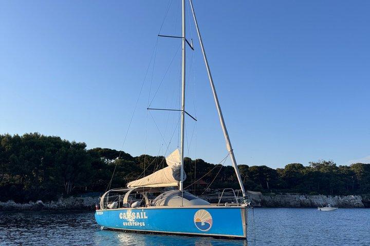 Antibes : セーリングボート旅行（朝食、シュノーケリング、パドル付き）
