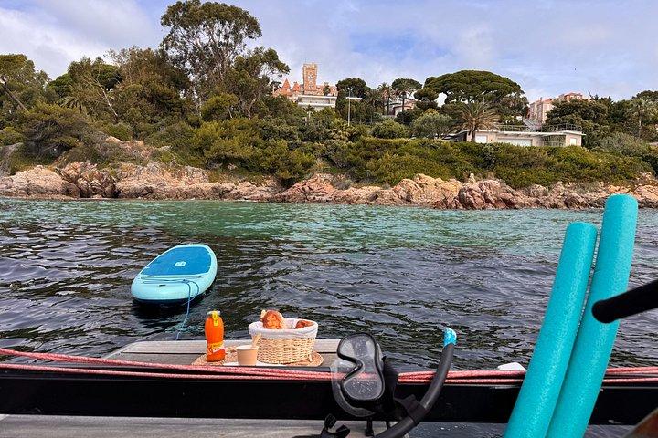 Antibes : セーリングボート旅行（朝食、シュノーケリング、パドル付き）