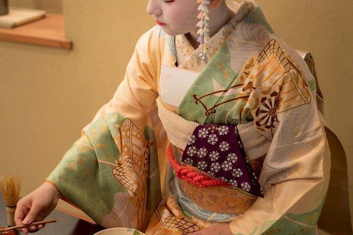 舞妓さんと福岡特別日本語茶道