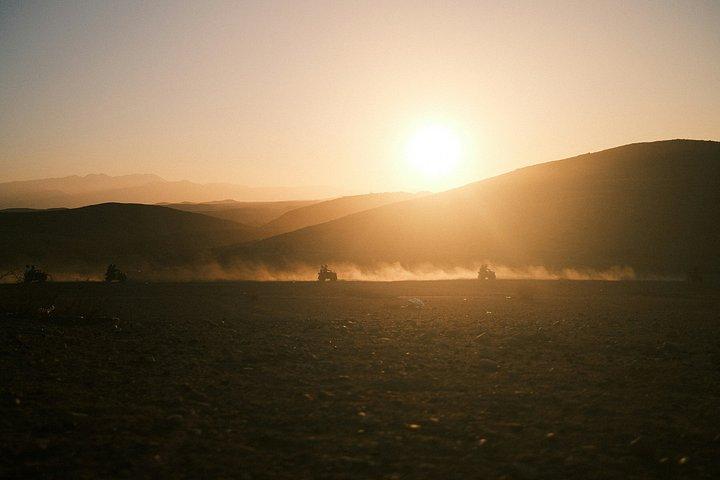 Agafay Desert Sunset Tour: Fyrhjuling, kamelritt och middagsshow