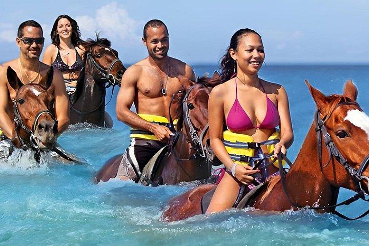 ホテルからチュッカへのプライベート送迎