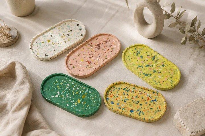 Erstellen Sie ein Terrazzo Tablett in Mailand mit Getränken und Snacks
