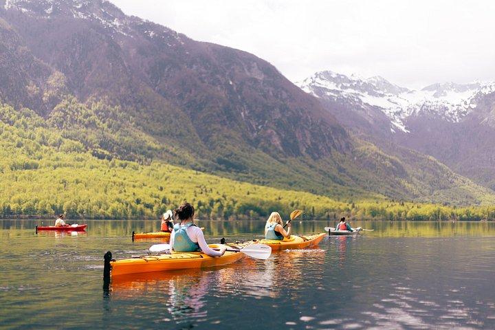 Liten grupp guidad kajaktur på sjön Bohinj