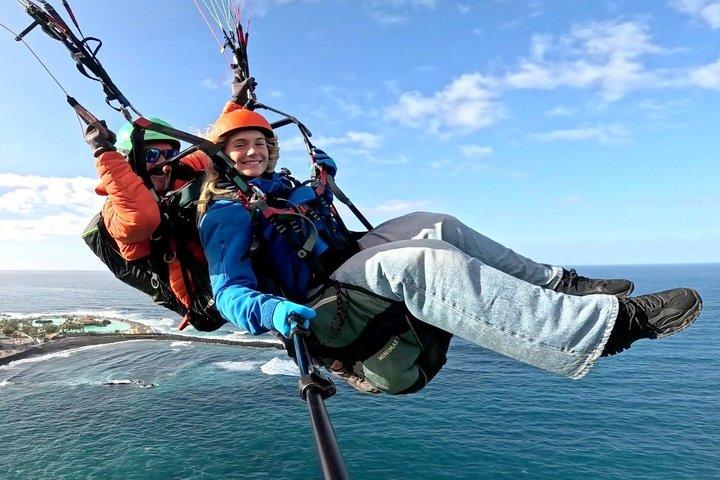 プエルト・デ・ラ・クルス上空のパラグライダー