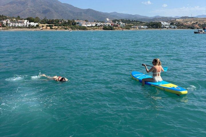 エステポナのプライベートヨットツアー：イルカウォッチング、水泳、そしてリラクゼーション