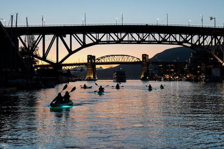 Light the Night Kayak tur i Vancouver