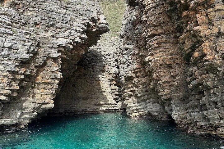 Budva : 島、洞窟、隠れたビーチツアー