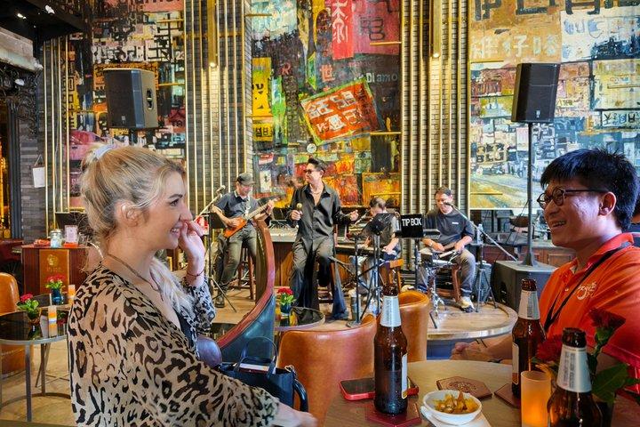 Una noche en Bangkok con música en vivo Soul Bares locales y Tuk Tuk