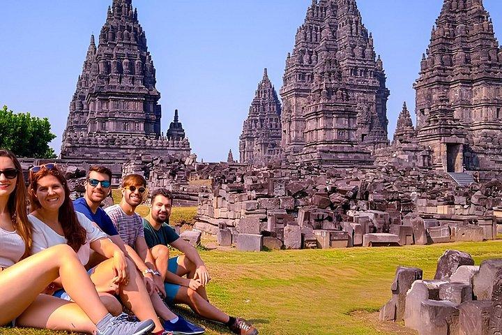 ジョグジャカルタ発：ボロブドゥール寺院とプランバナン寺院を1日で巡る
