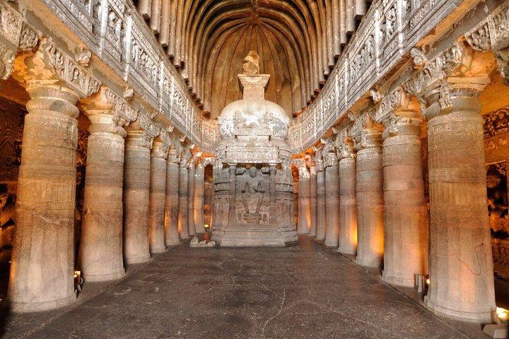 Mest populära 2-dagars guidad rundtur i Ajanta & Ellora-grottorna med bil