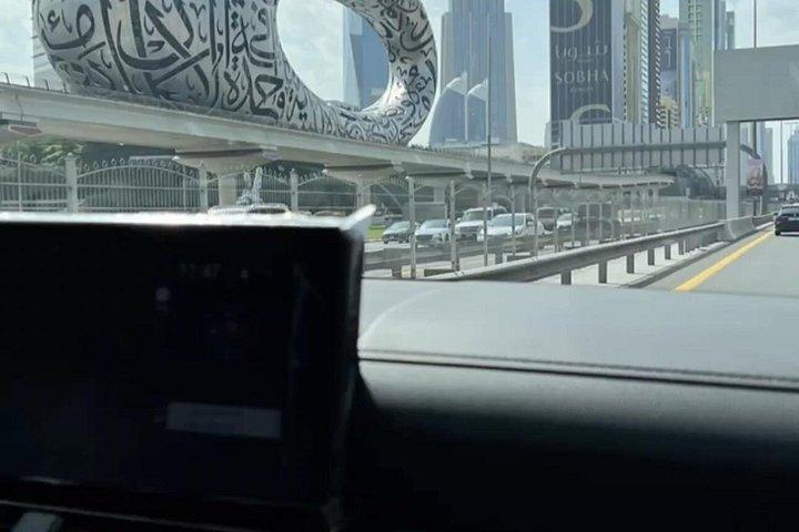 ドバイ空港からホテルへのプライベートトランスファー往復