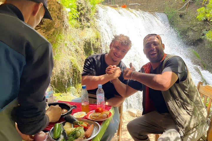 Excursion d'une journée aux cascades d'Akchour et Chefchaouen avec Tajine Experience