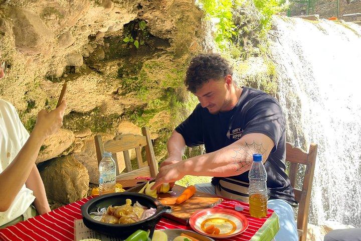 Excursion d'une journée aux cascades d'Akchour et Chefchaouen avec Tajine Experience