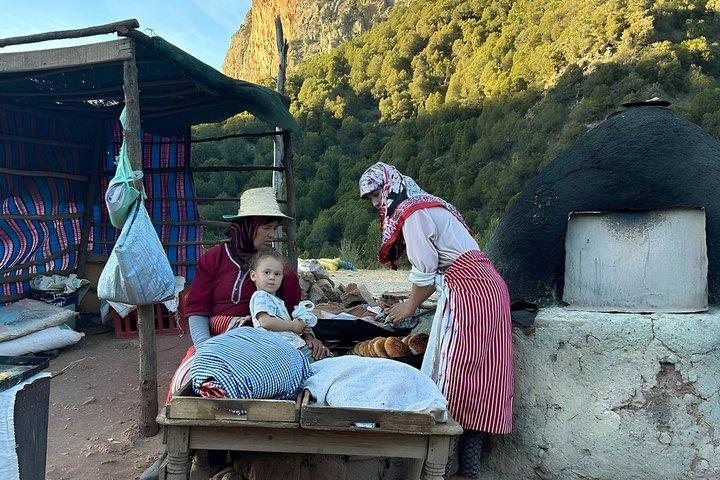 Excursion d'une journée aux cascades d'Akchour et Chefchaouen avec Tajine Experience