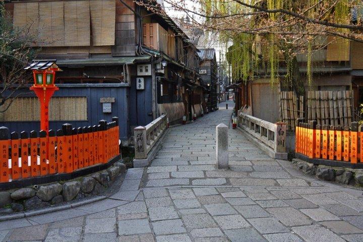 京都:祇園歴史散策ツアーで芸者に会いに行こう