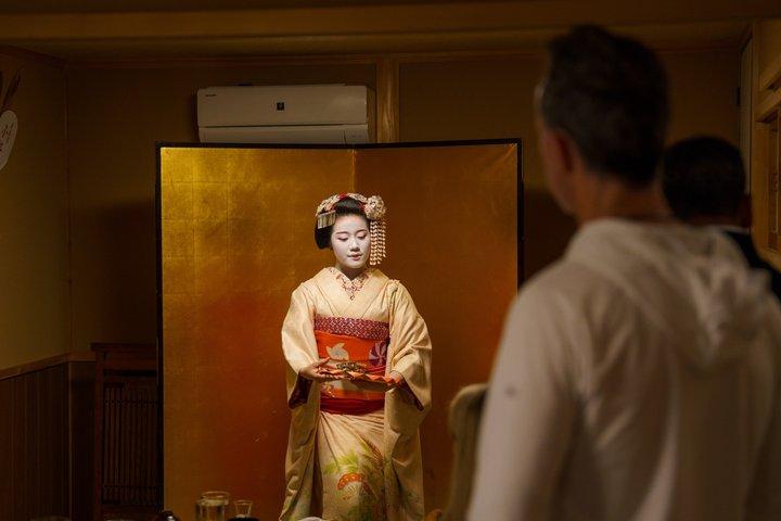 京都:祇園歴史散策ツアーで芸者に会いに行こう