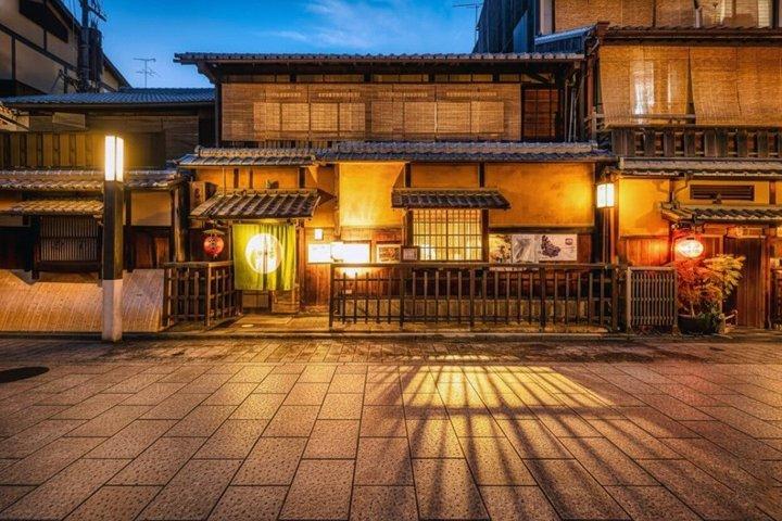 京都:祇園歴史散策ツアーで芸者に会いに行こう