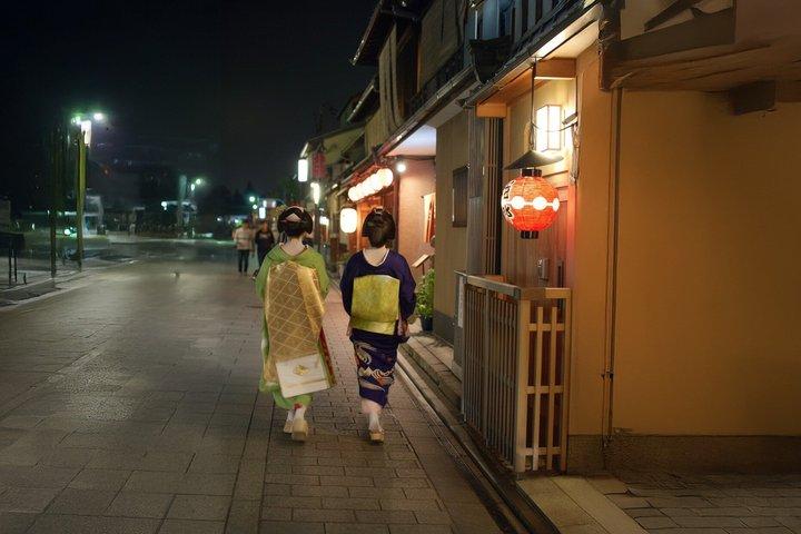 京都祇園芸者街＆隠れ家散策ツアー
