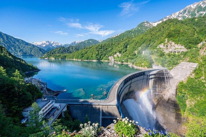 金沢・長野:立山黒部スノーウォール日帰りツアー
