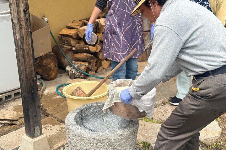 築125年の日本の古民家で餅つき体験