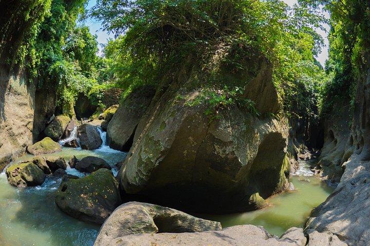 バリ島ヒドゥンキャニオンの滝と寺院1日ツアー（ランチ付き）