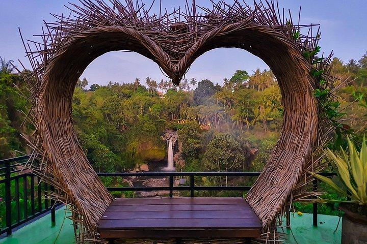 バリ島ヒドゥンキャニオンの滝と寺院1日ツアー（ランチ付き）