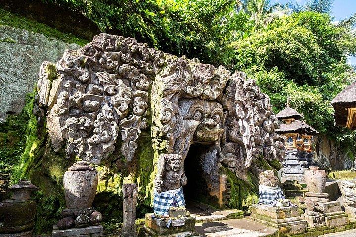 バリ島ヒドゥンキャニオンの滝と寺院1日ツアー（ランチ付き）
