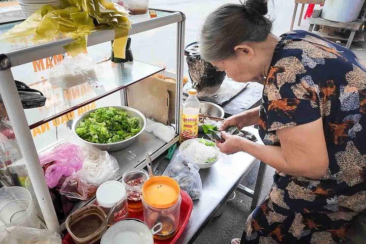 地元の食べ物とミシュランのお気に入りを巡るダナンフードウォーキングツアー