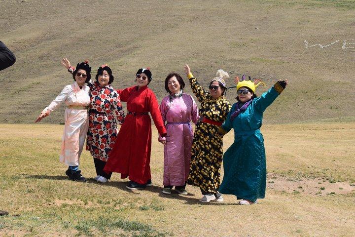 チンギス・ハーン複合施設とテレジ国立公園のプライベート日帰りツアー（ラクダ＋ワシ）