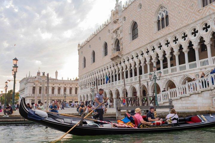Tour a pie por Venecia y paseo en góndola