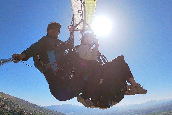 マラケシュ発、アトラス山脈でのタンデムパラグライディング（送迎付き）