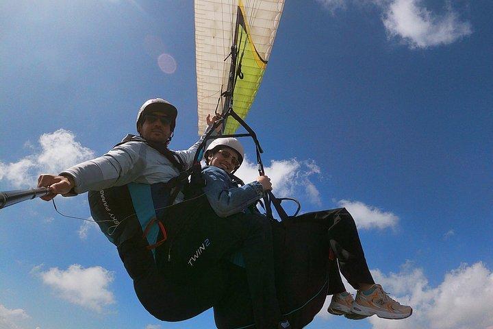 マラケシュ発、アトラス山脈でのタンデムパラグライディング（送迎付き）