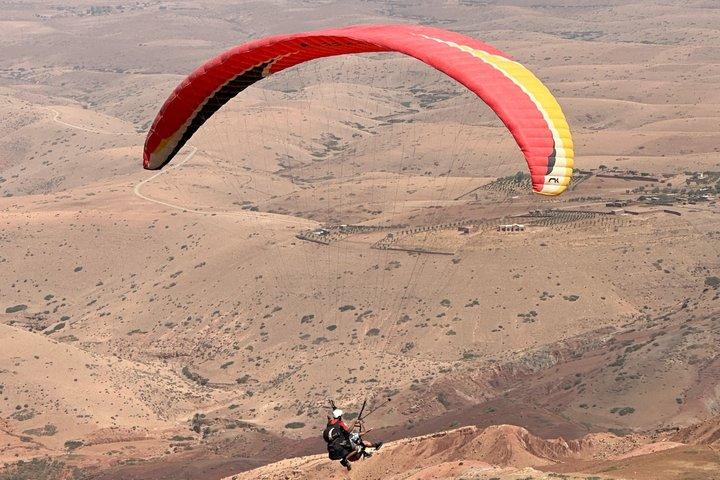 マラケシュ発、アトラス山脈でのタンデムパラグライディング（送迎付き）