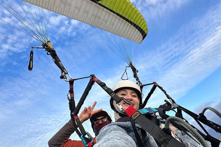 マラケシュ発、アトラス山脈でのタンデムパラグライディング（送迎付き）