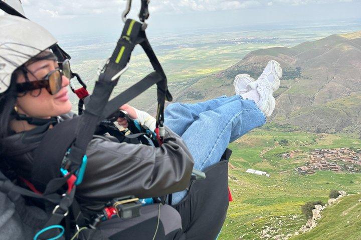 マラケシュ発、アトラス山脈でのタンデムパラグライディング（送迎付き）