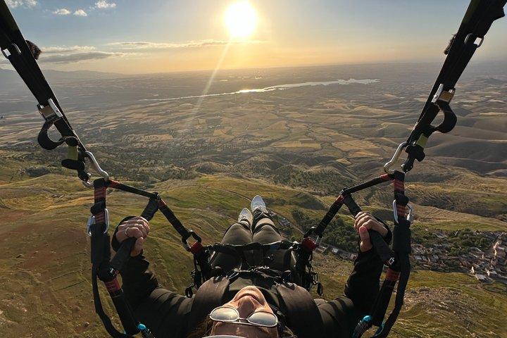 マラケシュ発、アトラス山脈でのタンデムパラグライディング（送迎付き）