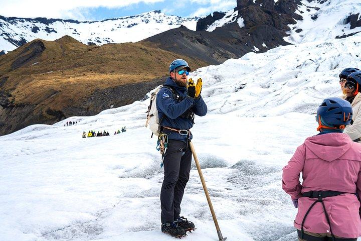 スカフタフェットル : ヴァトナヨークトルの青い氷河ハイキング