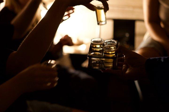Versteckte Bar Hopping mit einem Einheimischen