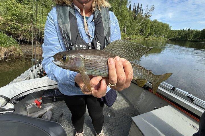 Avventura di pesca guidata sul fiume Chena in barca