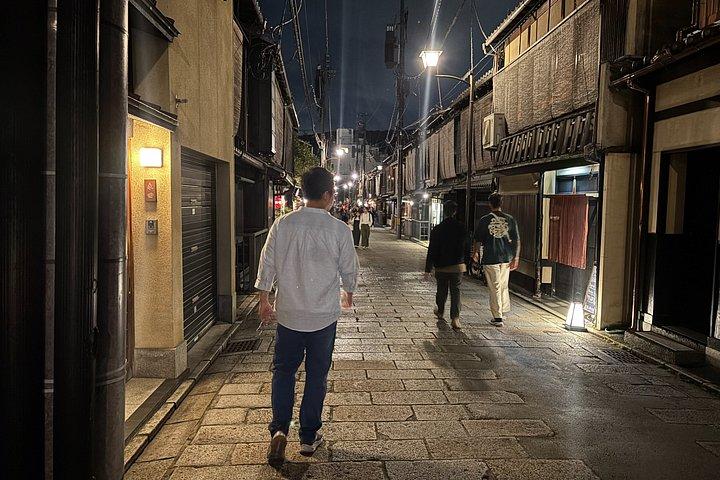 Gion Night Walk mit einem ehemaligen Geschichtslehrer