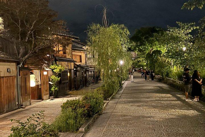 Gion Night Walk mit einem ehemaligen Geschichtslehrer