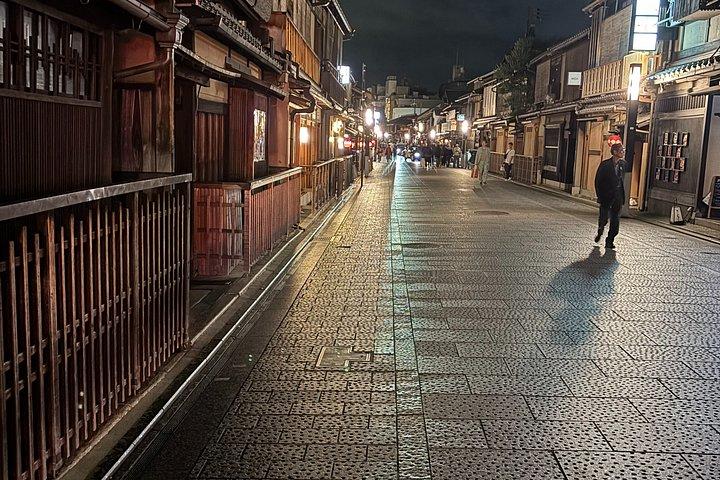Gion Night Walk mit einem ehemaligen Geschichtslehrer