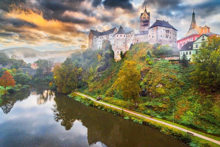 Dagtocht vanuit Praag naar Karlovy Vary en kasteel Loket.
