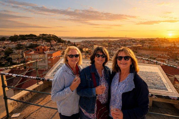 LISBON PRIVATE SUNSET TOUR em jeep vintage com comida e bebidas