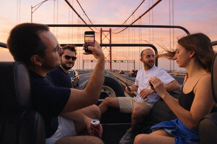 LISBON PRIVATE SUNSET TOUR em jeep vintage com comida e bebidas